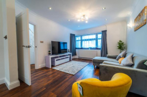 Modern Spacious 4 Bed Hayes Home with Free Parking